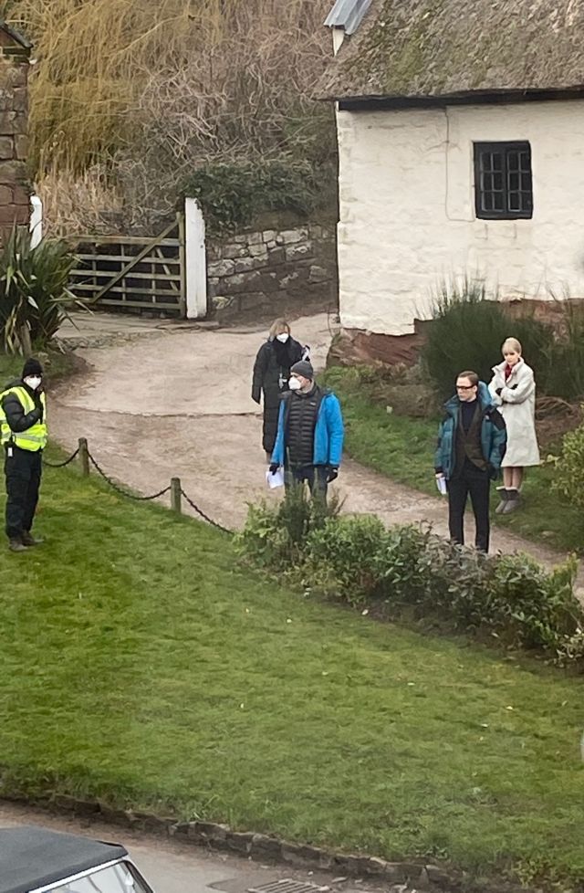 Actors_waiting_to_film_by_Barn_End Actors_waiting_to_film_by_Barn_End